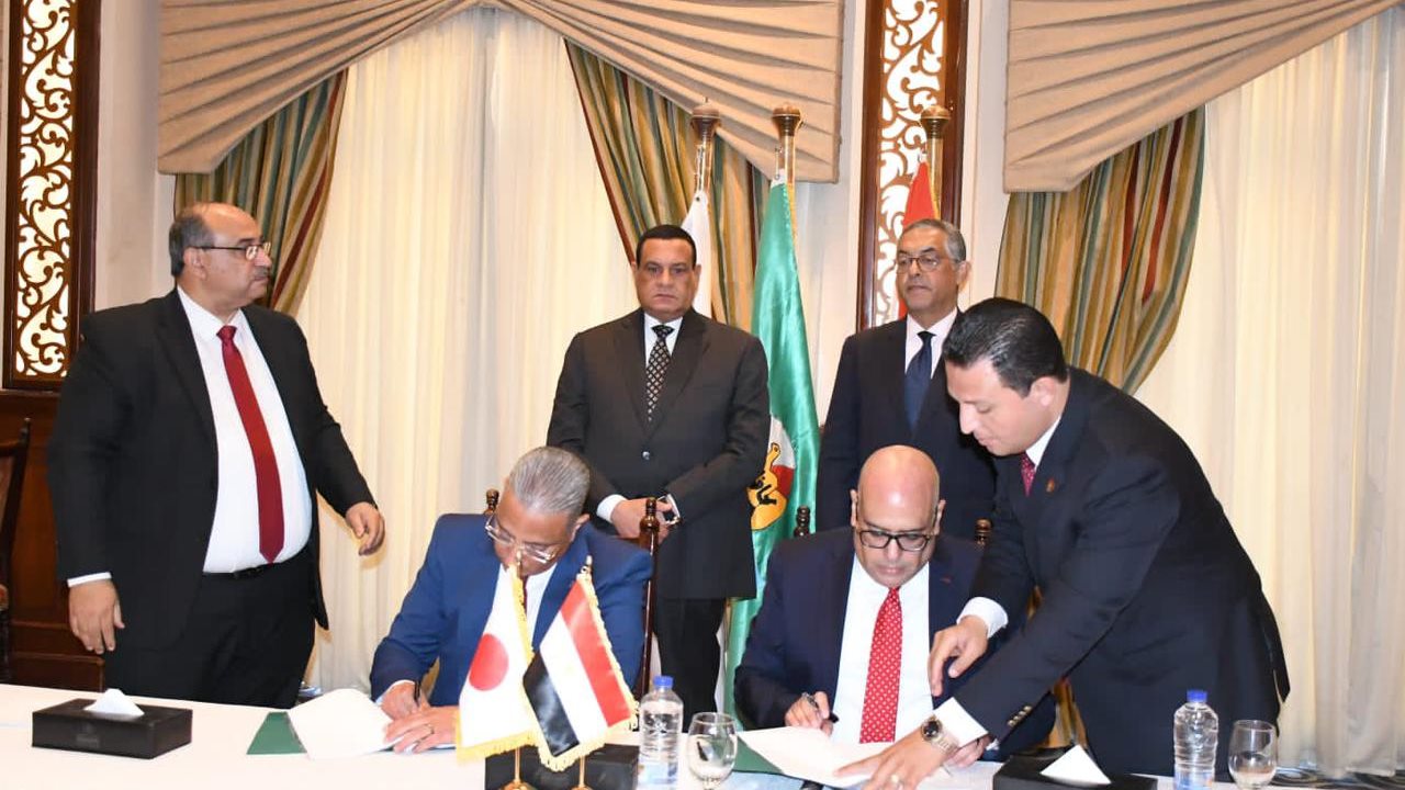 محافظ الفيوم أثناء توقيع العقد