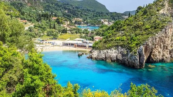 أسوة بجزيرة رودس، جزيرة يونانية أخرى تتعرض للإخلاء