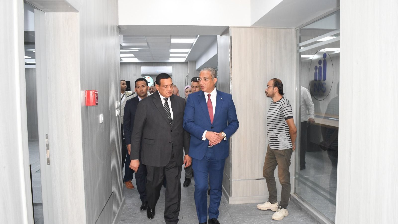 وزير التنمية المحلية ومحافظ الفيوم أثناء الجولة