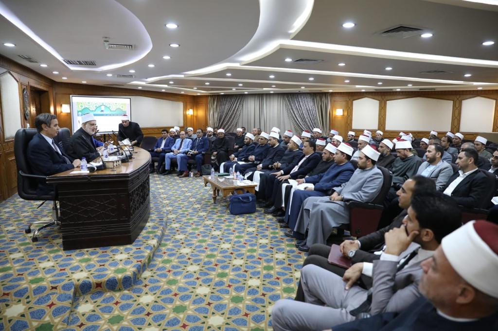 وكيل الأزهر يلتقي القائمين على أروقة الجامع الأزهر