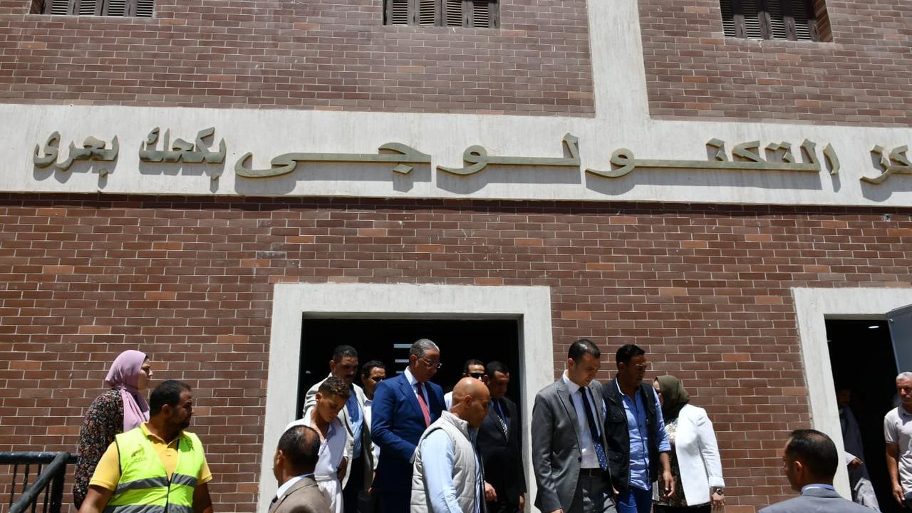 وزير التنمية المحلية ومحافظ الفيوم أثناء الجولة