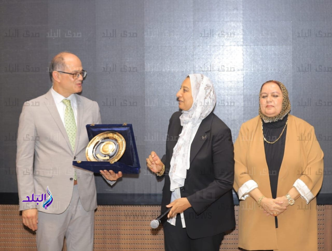 قطاع شئون خدمة المجتمع وتنمية البيئة يكّرم الدكتور محمود المتينى والدكتور أيمن صالح5