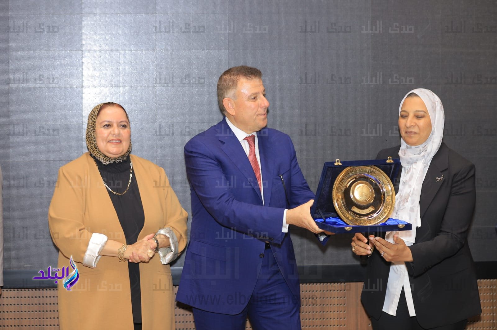 قطاع شئون خدمة المجتمع وتنمية البيئة يكّرم الدكتور محمود المتينى والدكتور أيمن صالح4