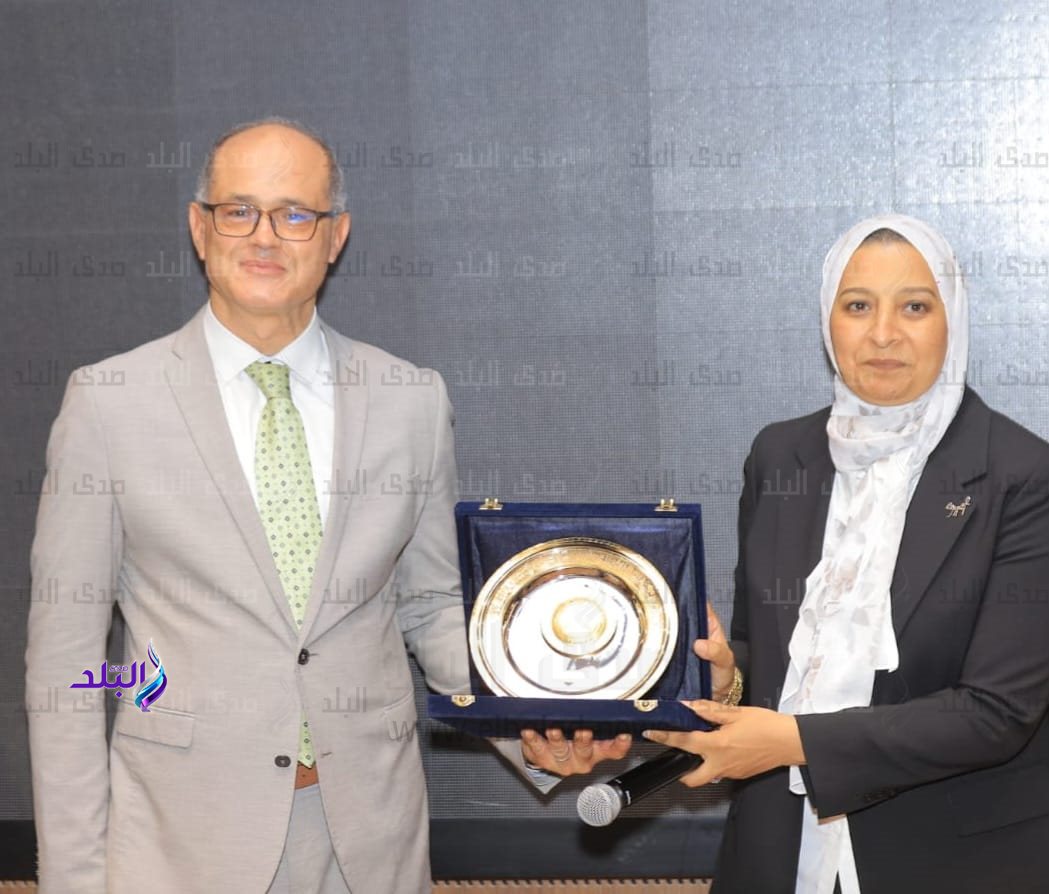 قطاع شئون خدمة المجتمع وتنمية البيئة يكّرم الدكتور محمود المتينى والدكتور أيمن صالح3