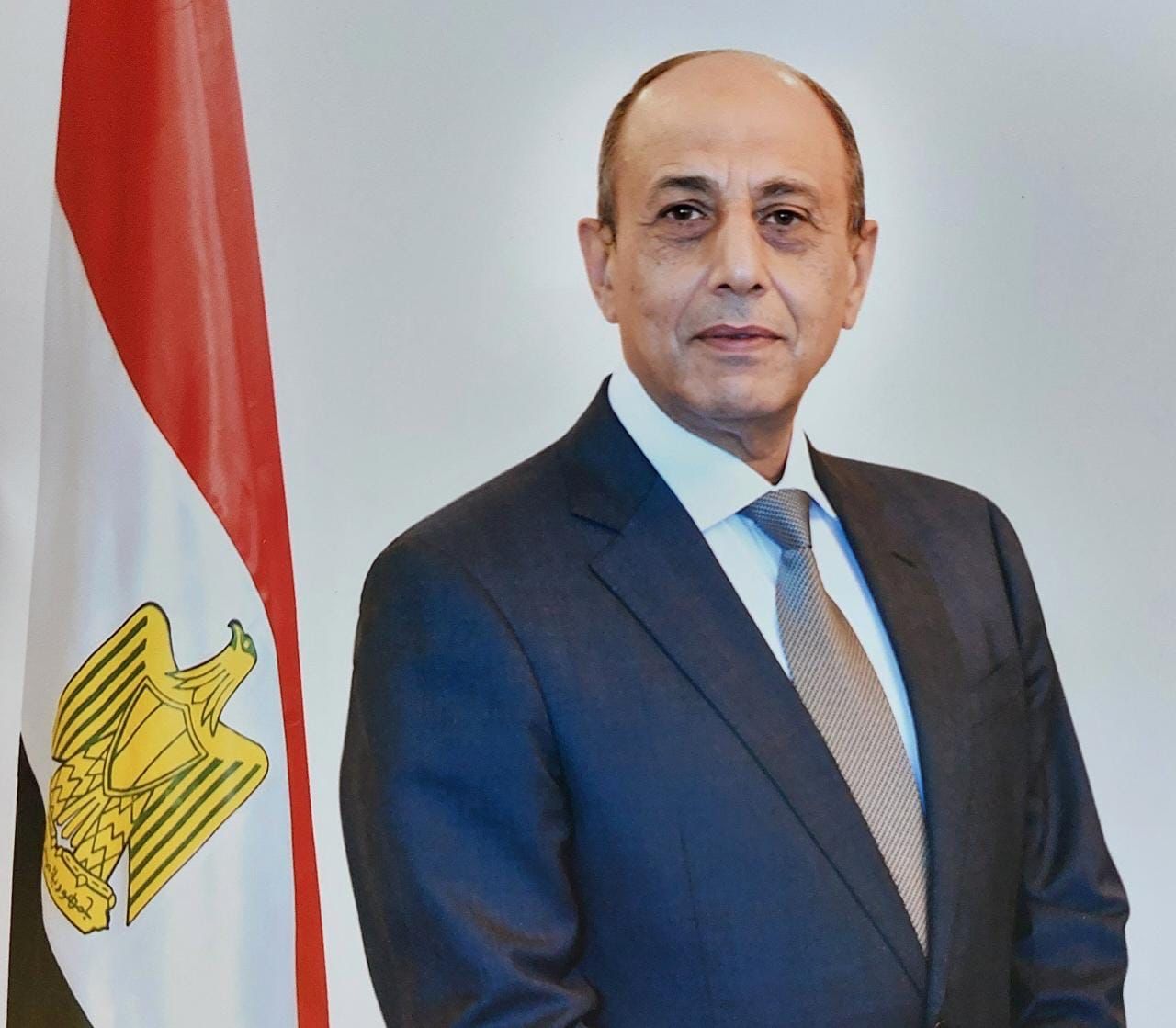 الفريق محمد عباس وزير الطيران 