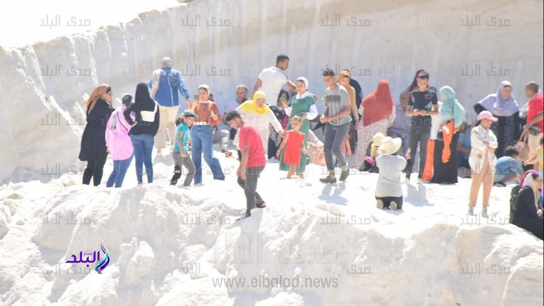 رغم حرارة الجو.  جبال ملح بورفؤاد تواصل استقبال مئات الزائري