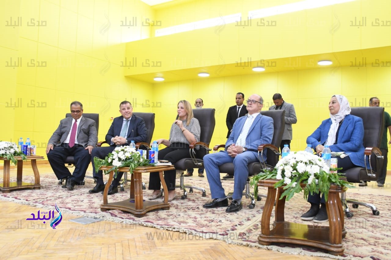 رئيس جامعة عين شمس يفتتح مدرج أ.د. مهدى علام بكلية الآداب بعد تجديده9