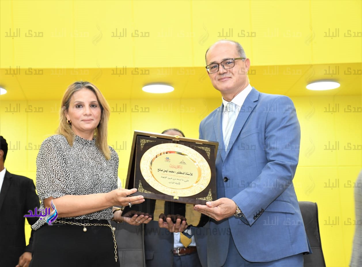 رئيس جامعة عين شمس يفتتح مدرج أ.د. مهدى علام بكلية الآداب بعد تجديده3