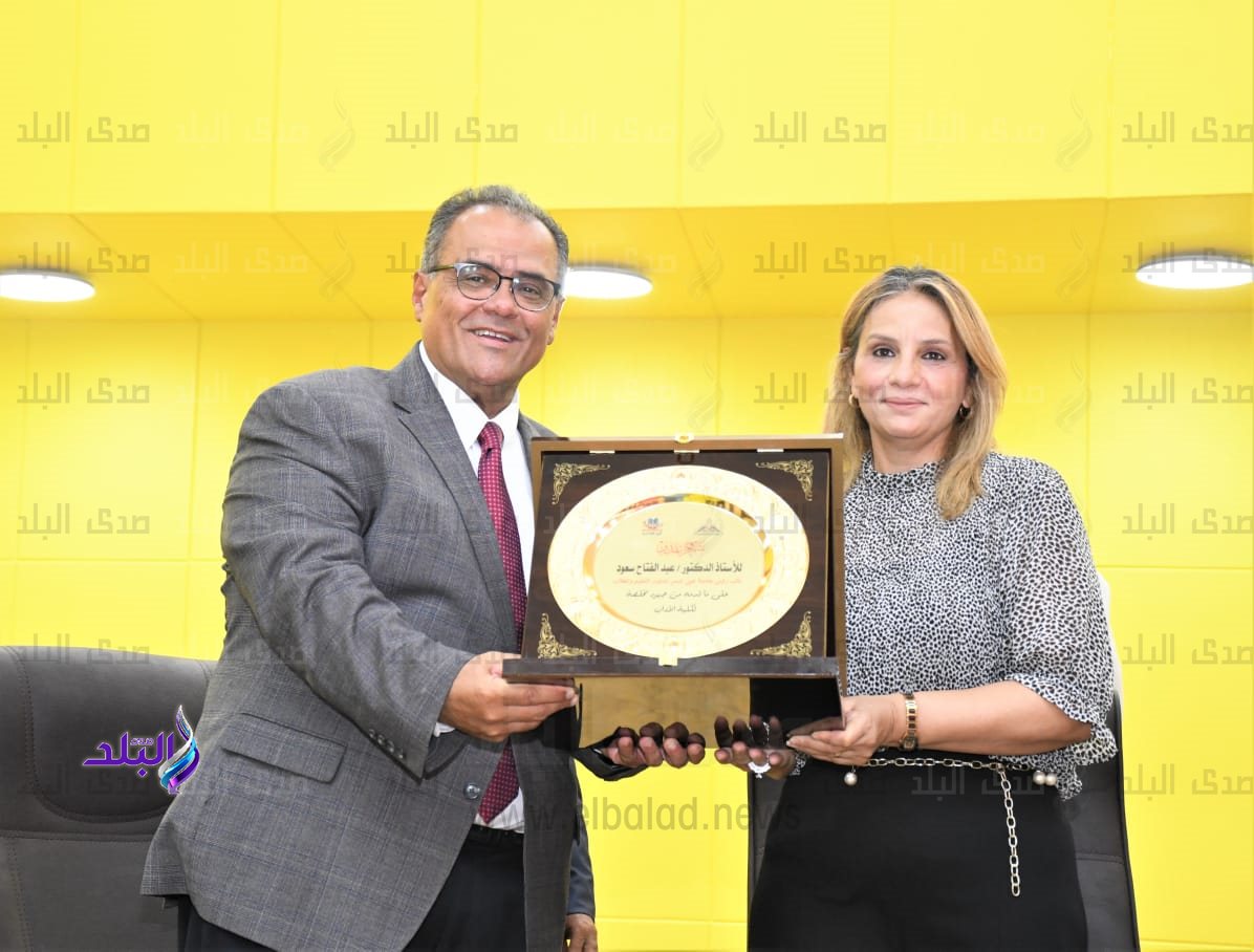 رئيس جامعة عين شمس يفتتح مدرج أ.د. مهدى علام بكلية الآداب بعد تجديده2