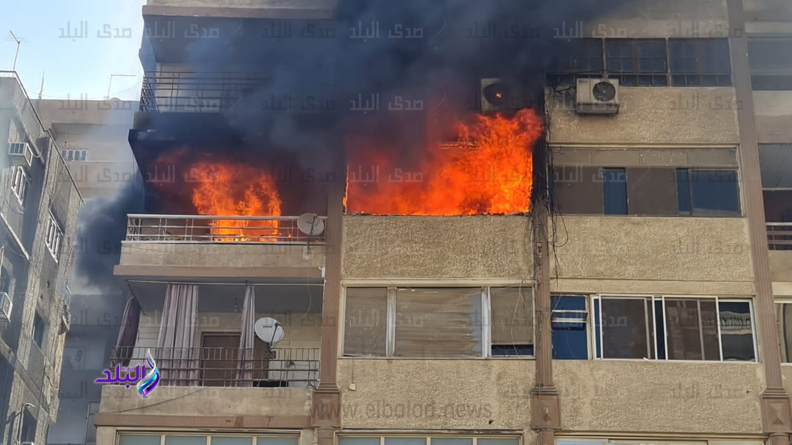 النيران تتصاعد من الشقة 