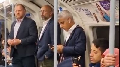 عمدة اغنى أحد عواصم العالم يركب المترو وهو متجه إلى عمله  وس