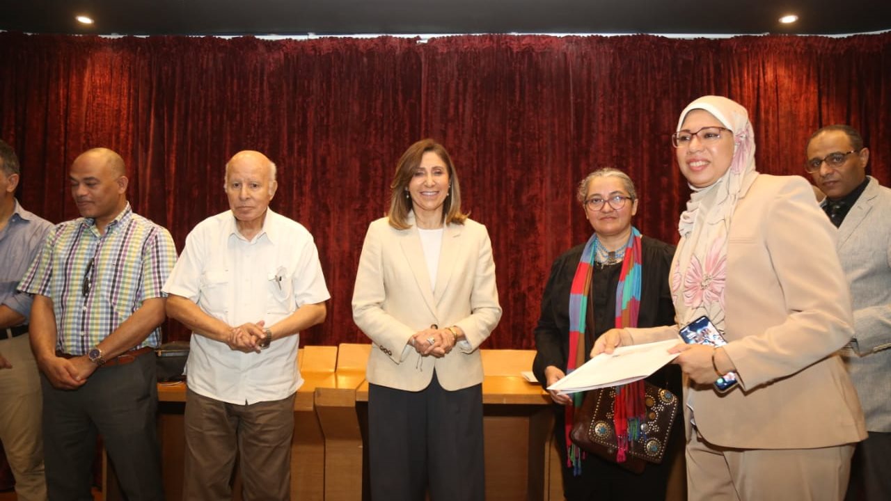 وزيرة الثقافة