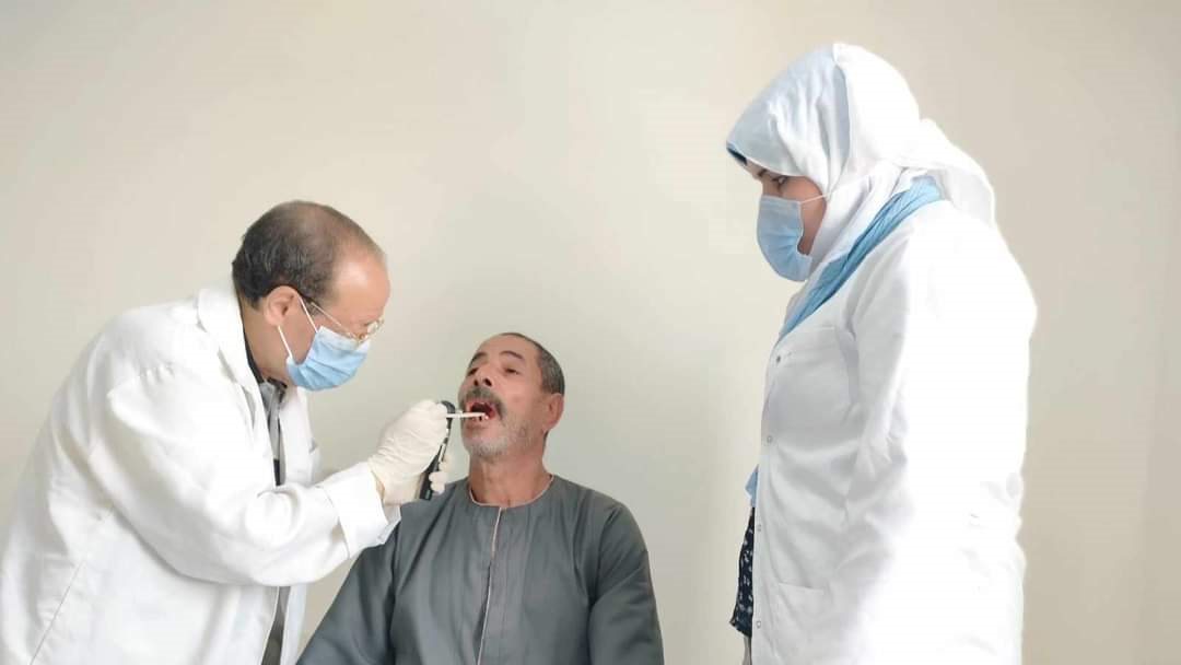 توقيع الكشف الطبي على المرضى بالمنيا 