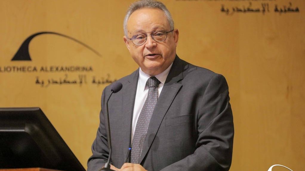 الدكتور أحمد زايد 