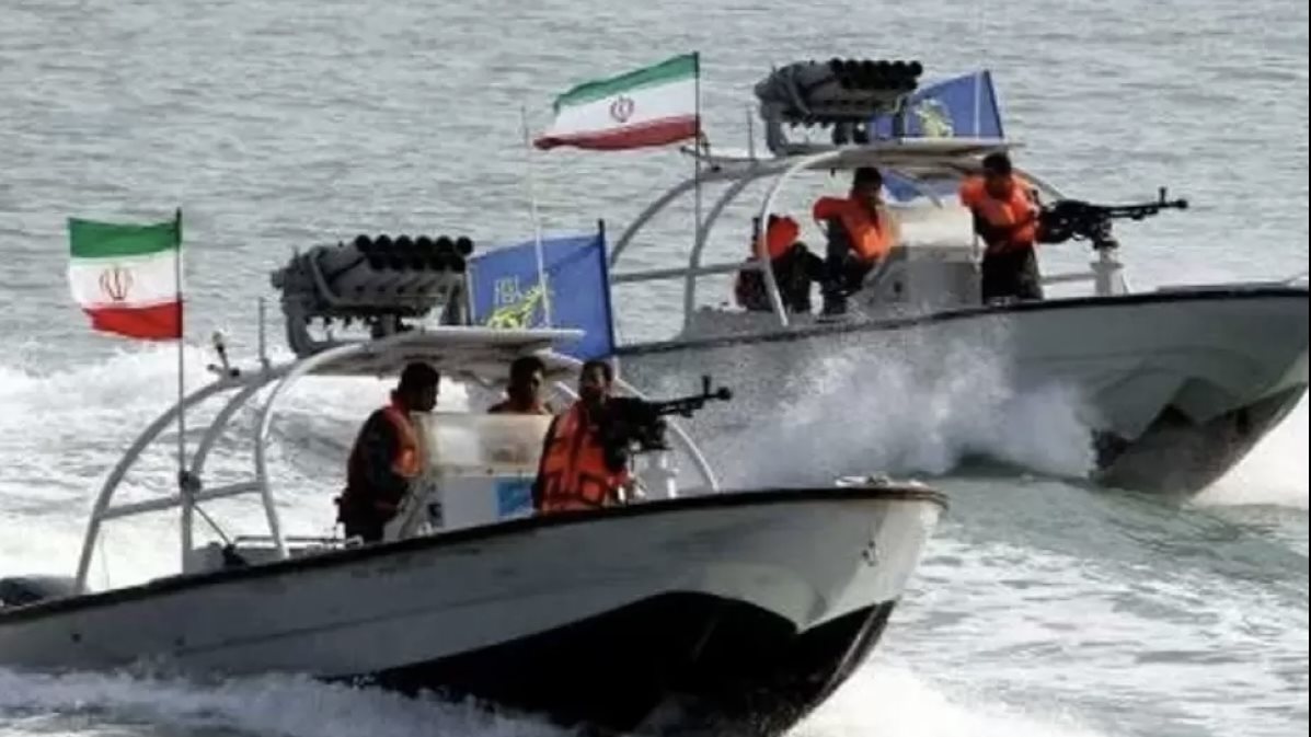 إيران تكشف عن سفن مزودة بصواريخ يصل مداها 600 كيلومتر