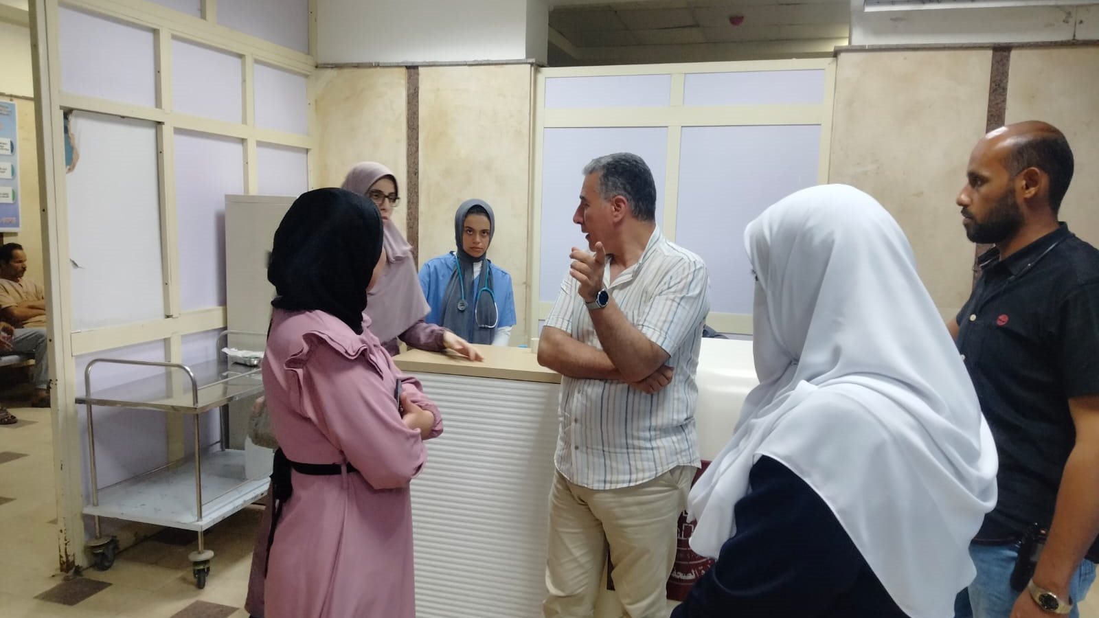 وكيل وزارة الصحة خلال تفقد مستشفى مطروح العام 