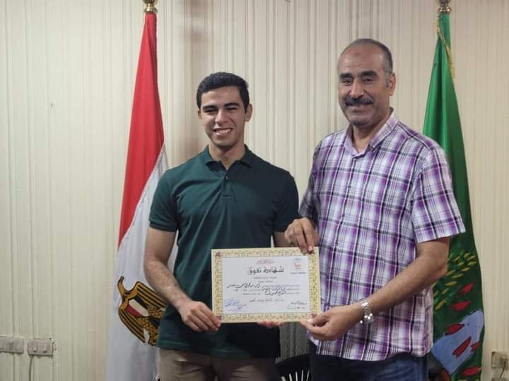 مدير تعليم المنوفية يكرم الطالب أسامة محمد 
