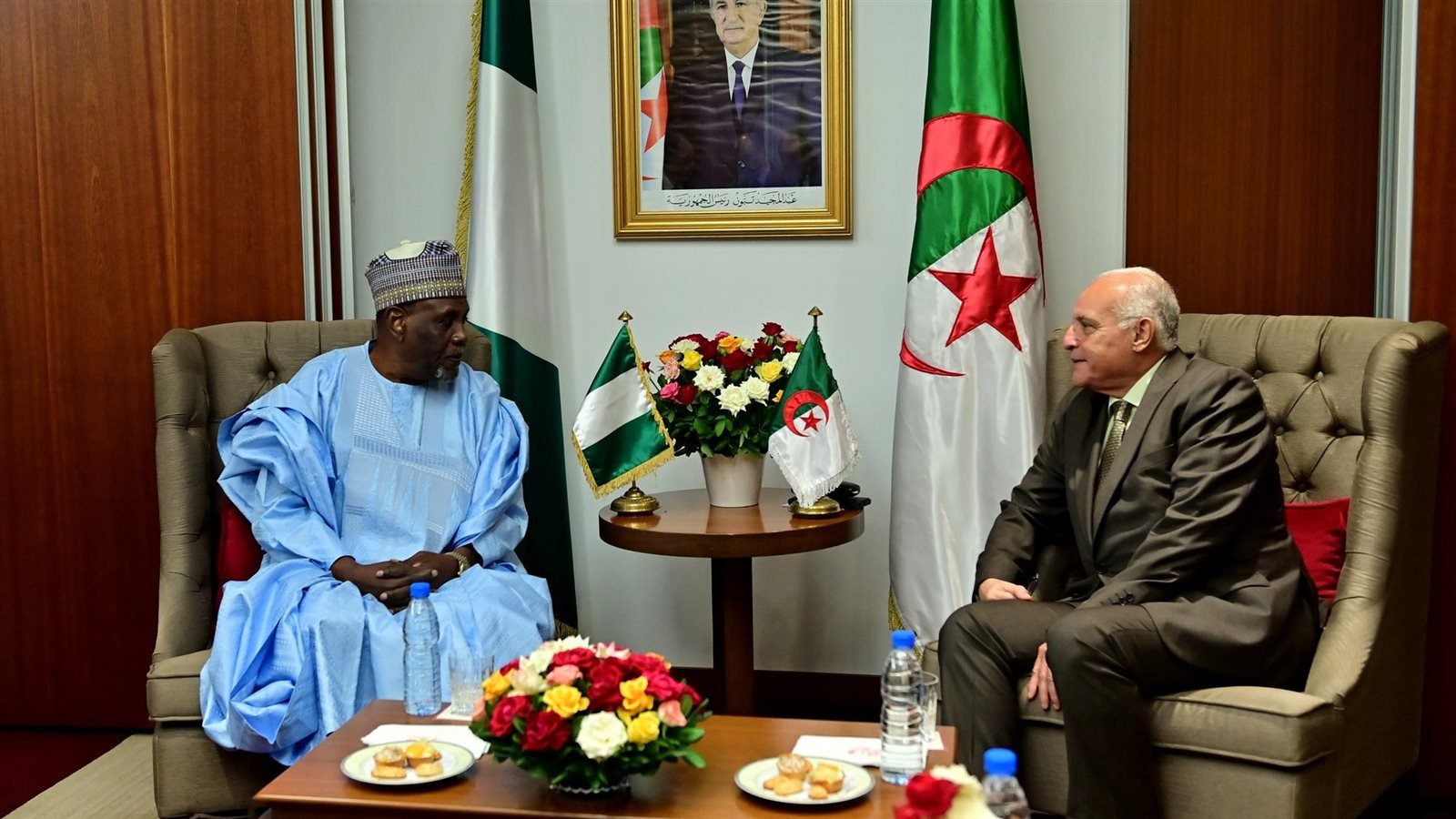 وزير الخارجية الجزائري مع مبعوث الرئيس النيجيري