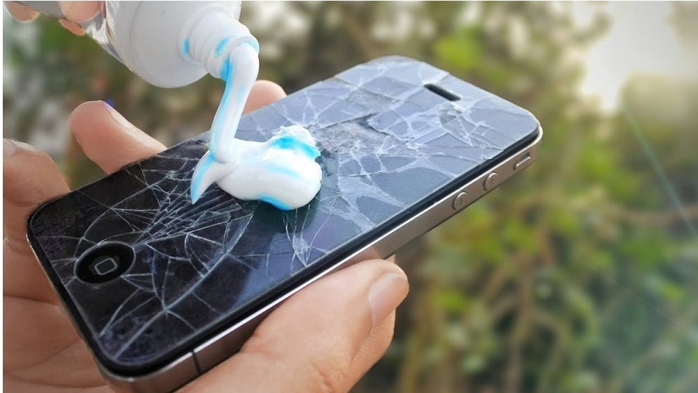 بمعجون الأسنان.. طريقة سحرية للتخلص من أي خدوش في شاشة موباي