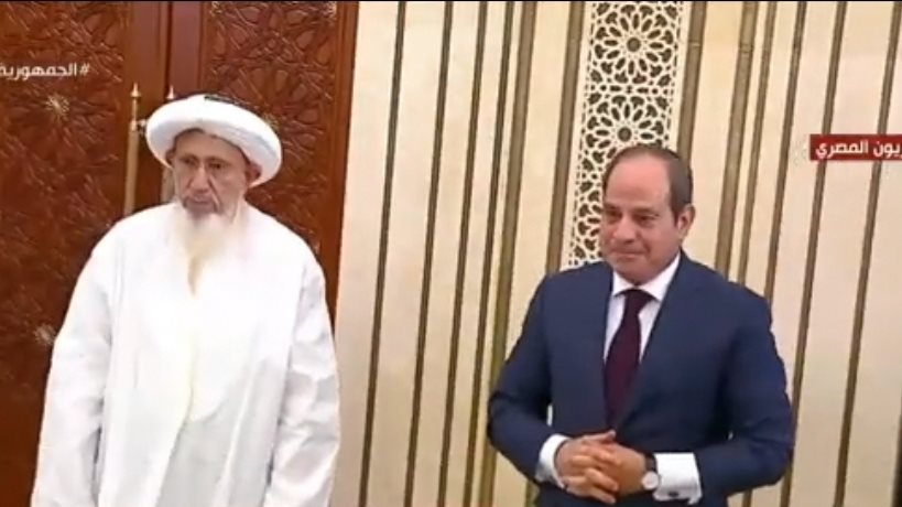 الرئيس السيسي يلتقط صورة تذكارية مع سلطان طائفة البهرة