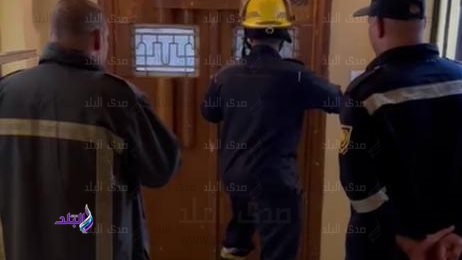 قوات الحماية المدنية لحظة وصولهم لشقة السيدة