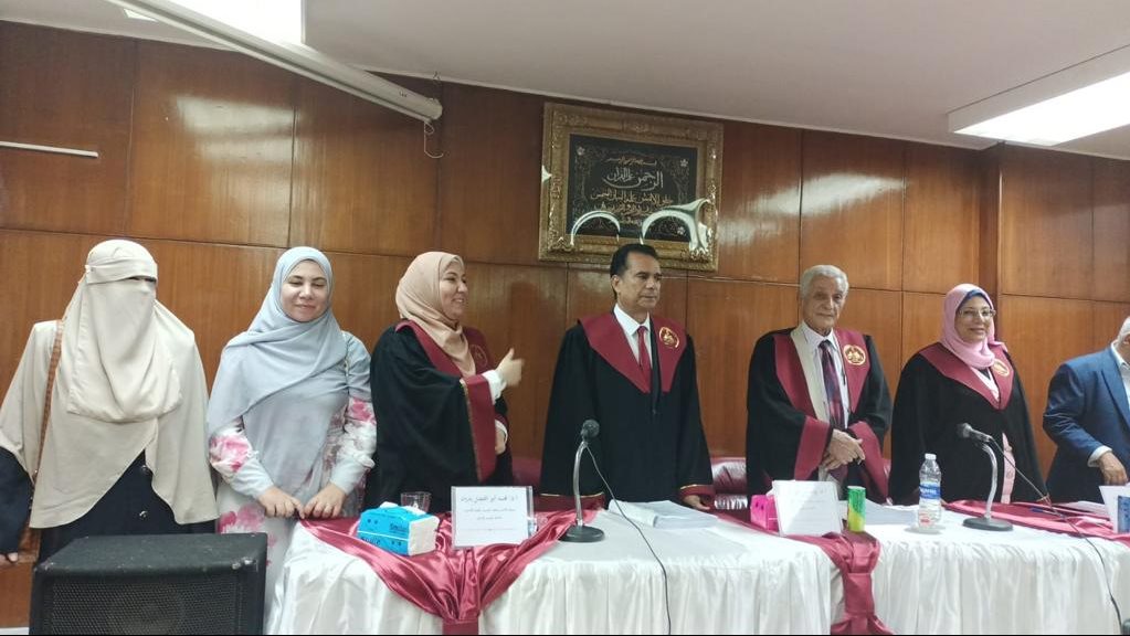 لجنة الإشراف والمناقشة في صورة تذكارية مع الباحثة