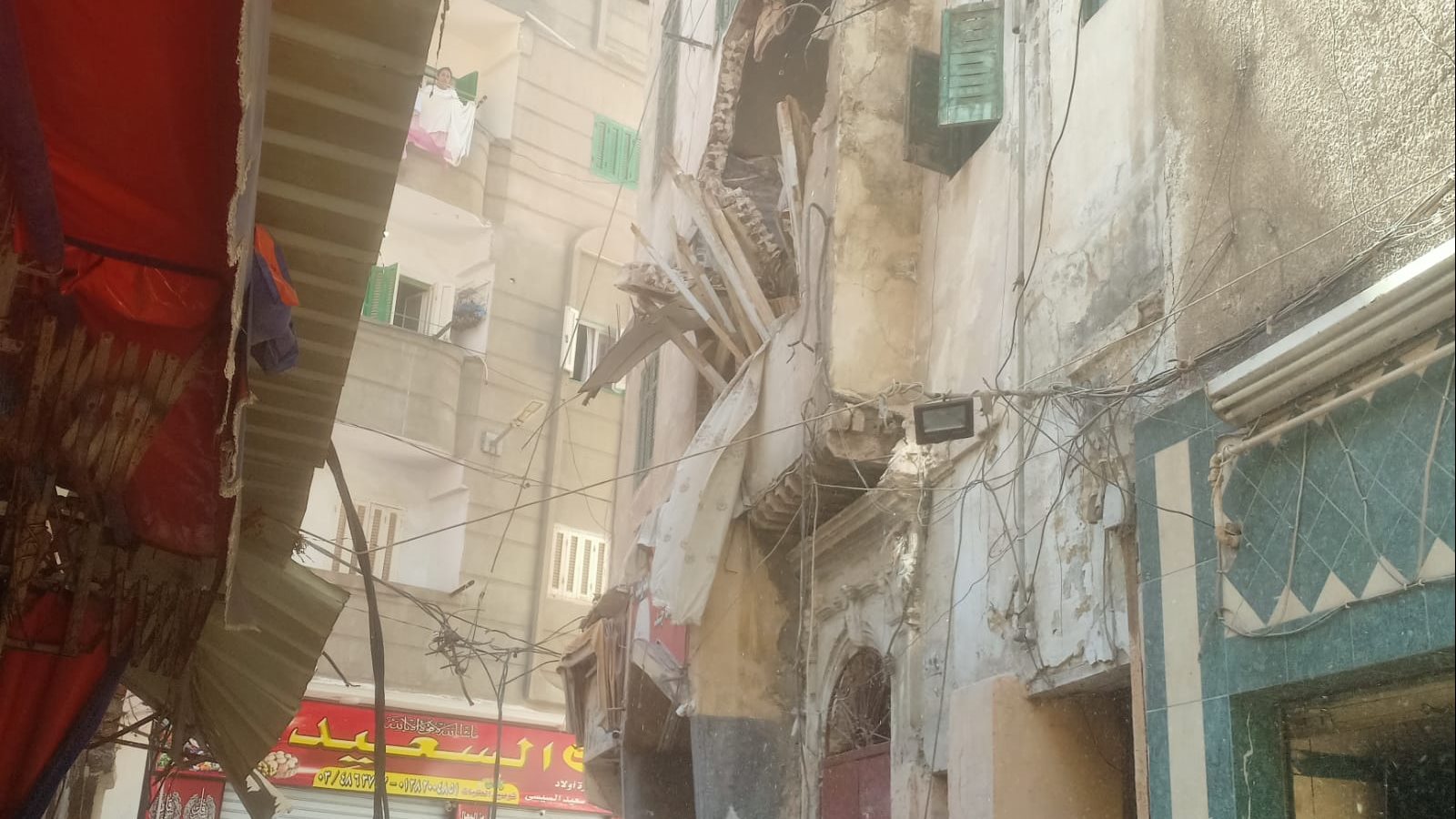 انهيار أجزاء من عقار وسط الإسكندرية