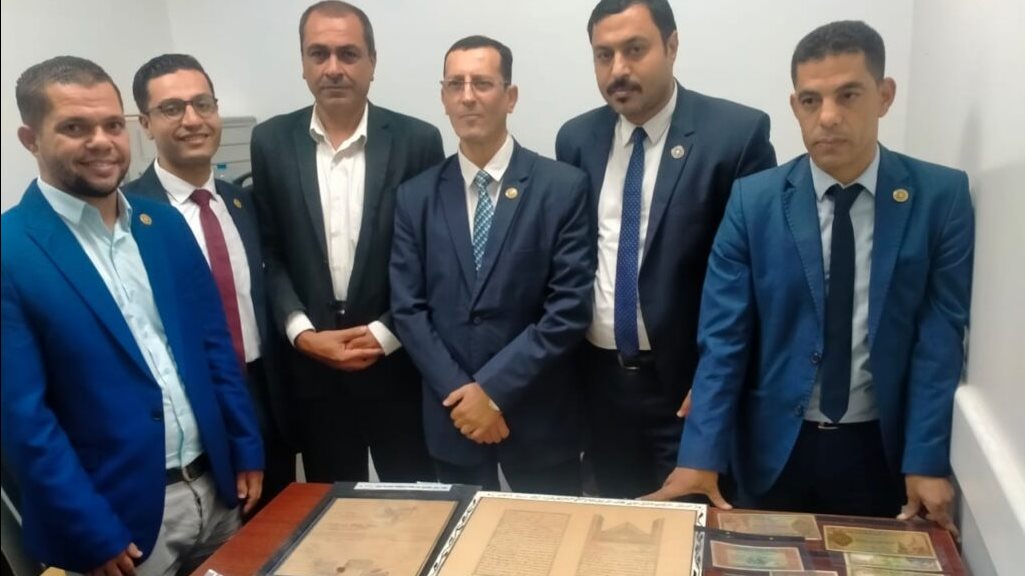 رجال الجمارك بمطار القاهرة