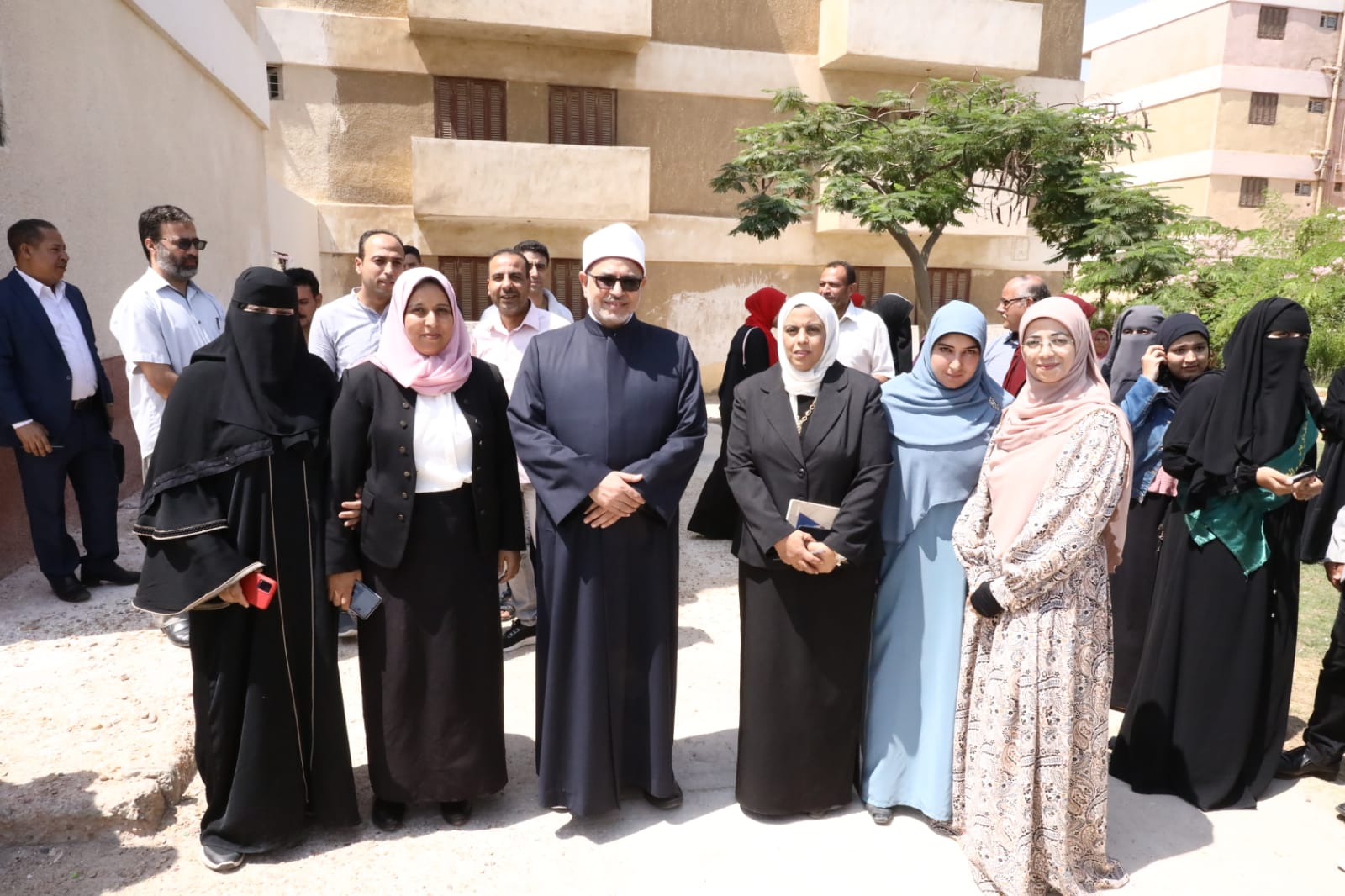 رئيس جامعة الأزهر مع طالبات المدينة الجامعية