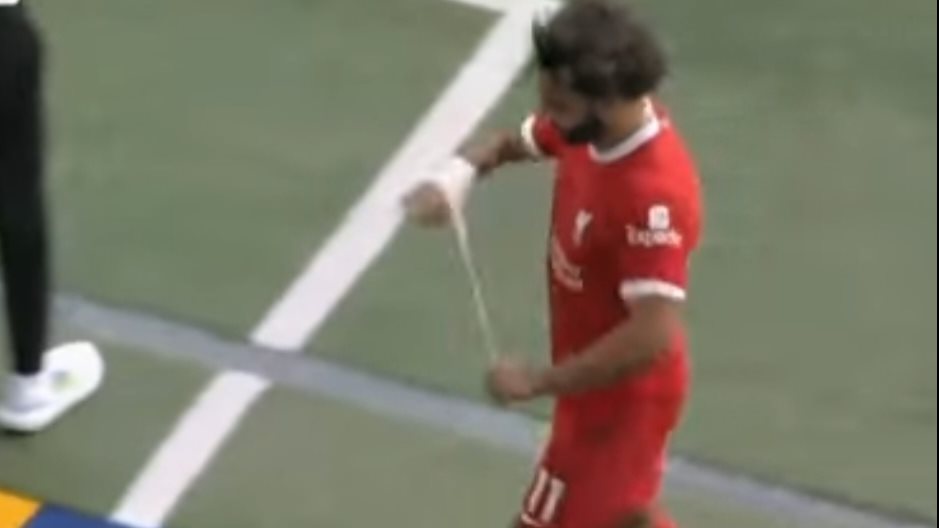 محمد صلاح يخلع رباط يده أثناء استبداله