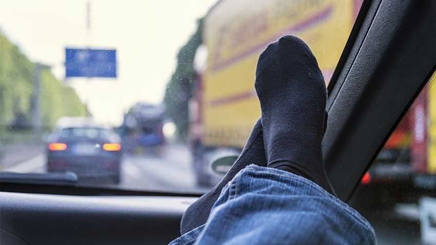 يجب منع الركاب من وضع أقدامهم علي التابلوه 