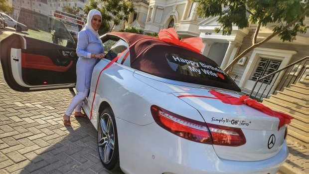 سيارة الاعلامية غدير حسان