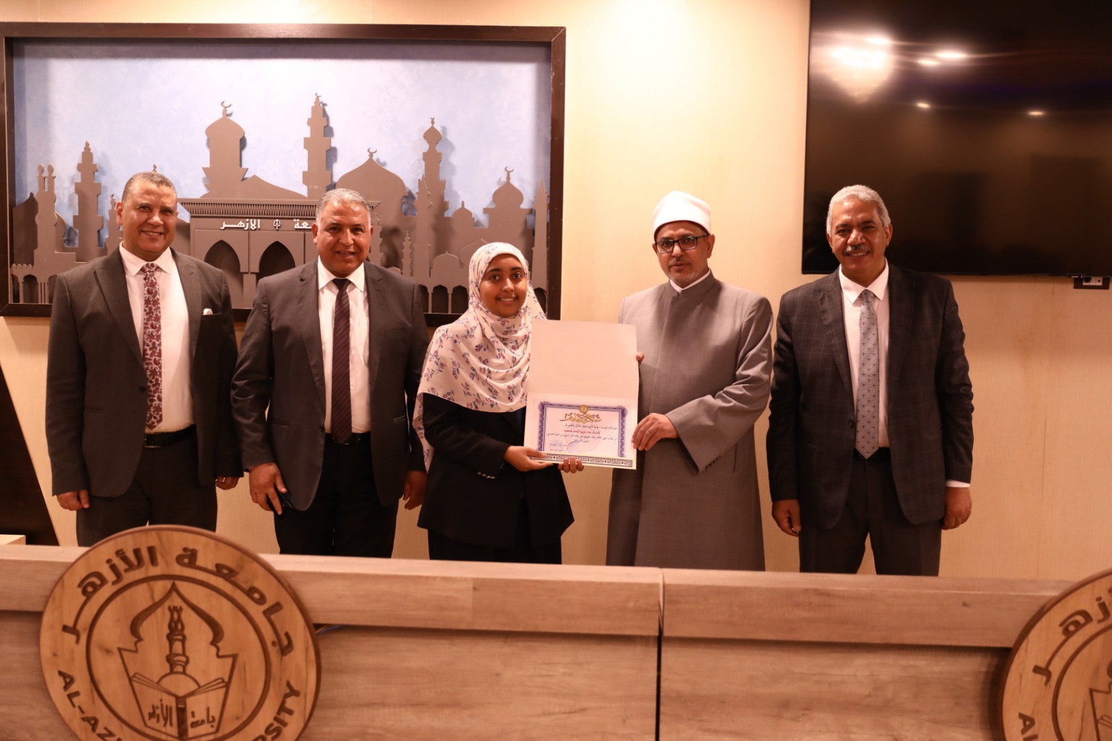 رئيس جامعة الأزهر يكرم علماء المستقبل طلاب الهندسة