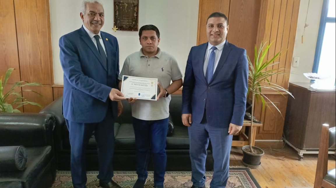 تكريم خريجي دورة التطبيقات الحديثة  تكريم خريجي دورة التطبيقات الحديثة