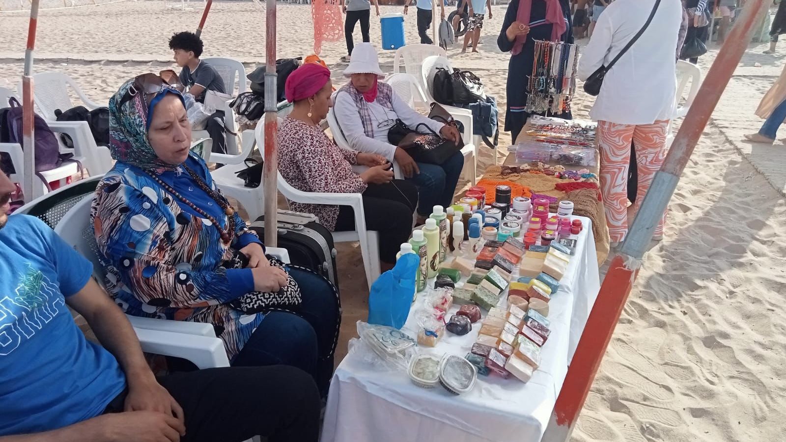 رسومات ونحت على شواطئ الإسكندرية رسومات ونحت على شواطئ الإسكندرية