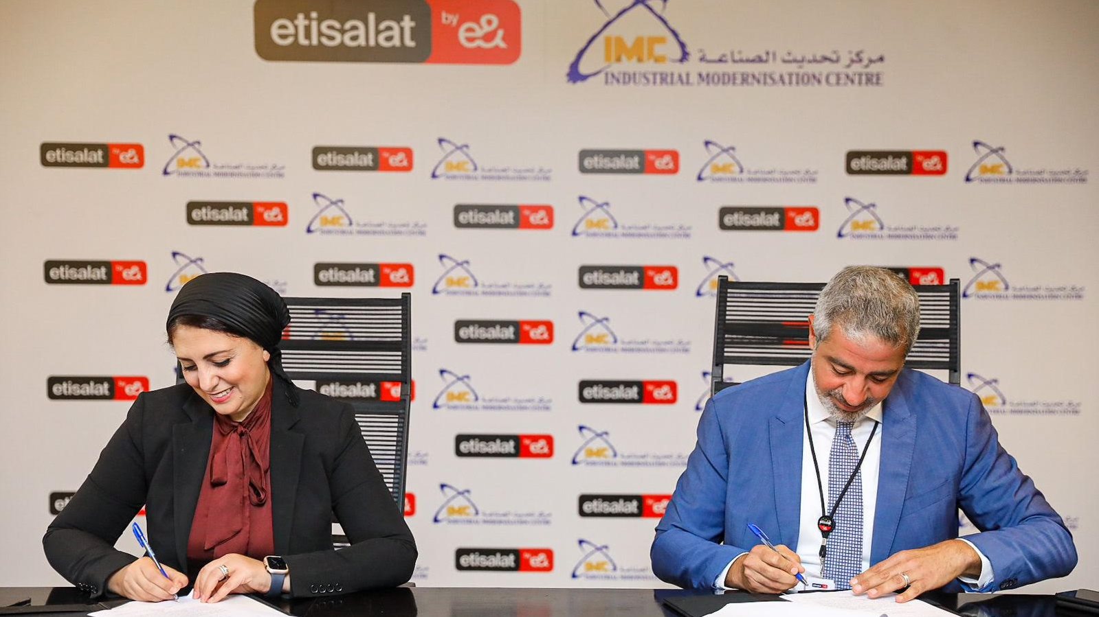 خلال التوقيع