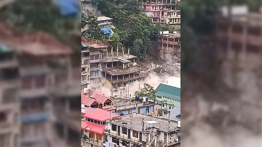 انهيار أرضي في شمال الهند يمحو مباني المدينة