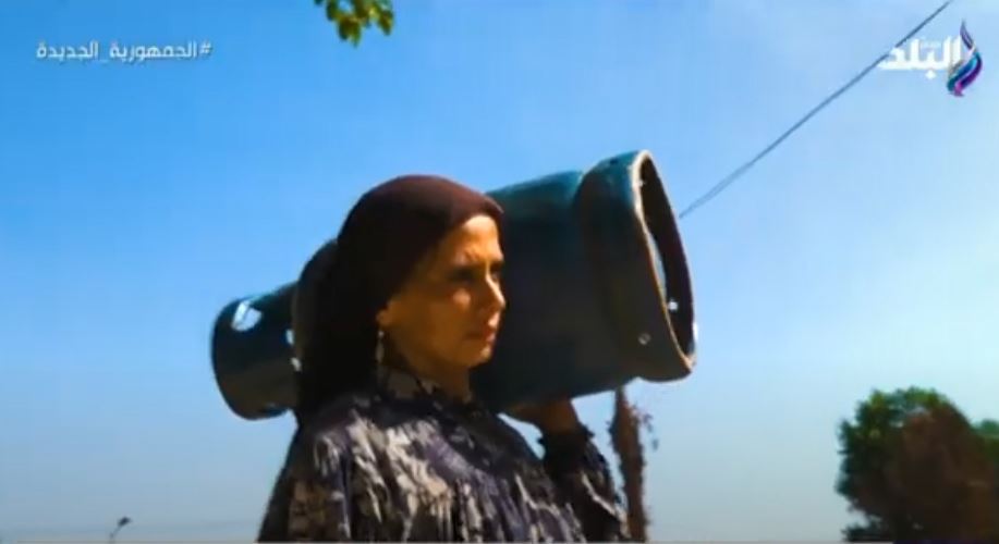 سيدة تكافح مع زوجها