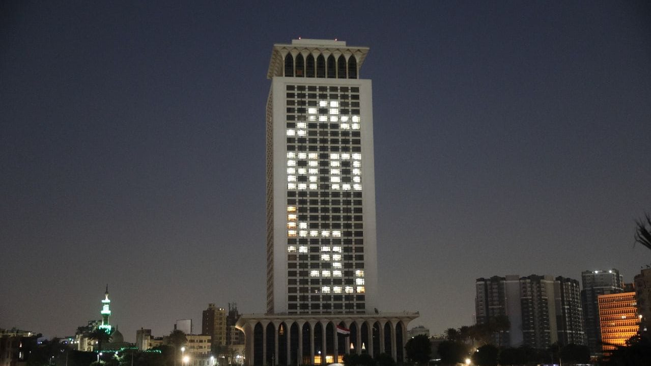 "مصر 80 روسيا" على مبنى الخارجية المصرية
