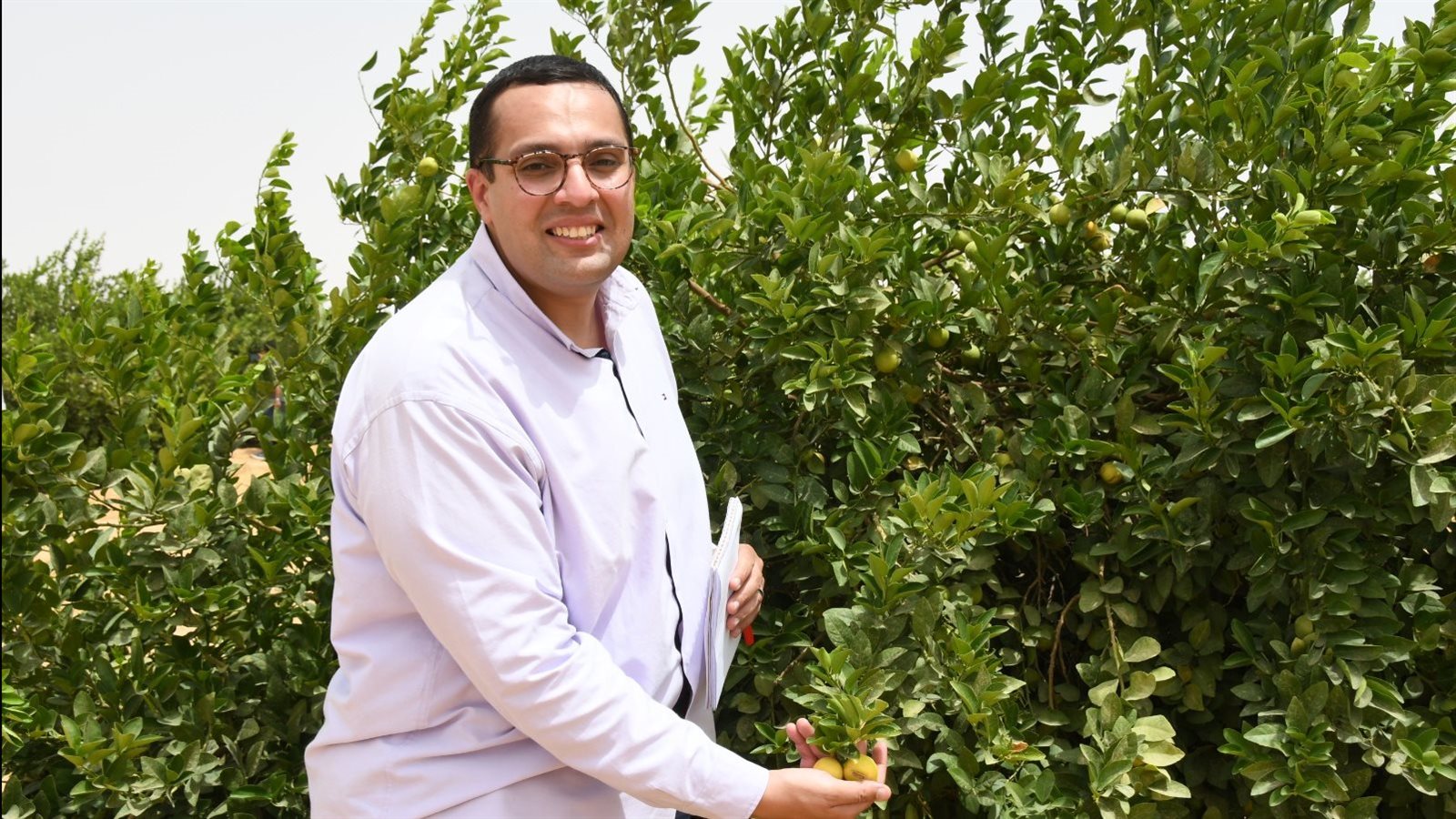الزميل محمد إبراهيم خلال جولته في توشكى