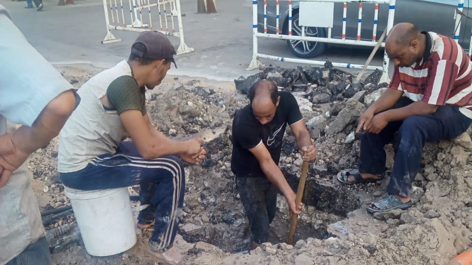 صورة كسر ماسورة مياه بحي الجمرك صورة كسر ماسورة مياه بحي الجمرك