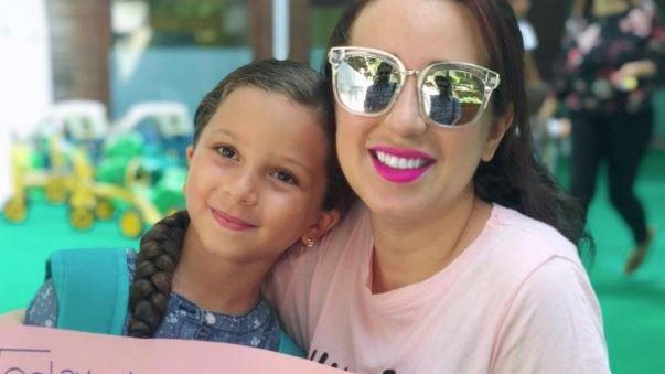 اسما شريف منير وابنتها 