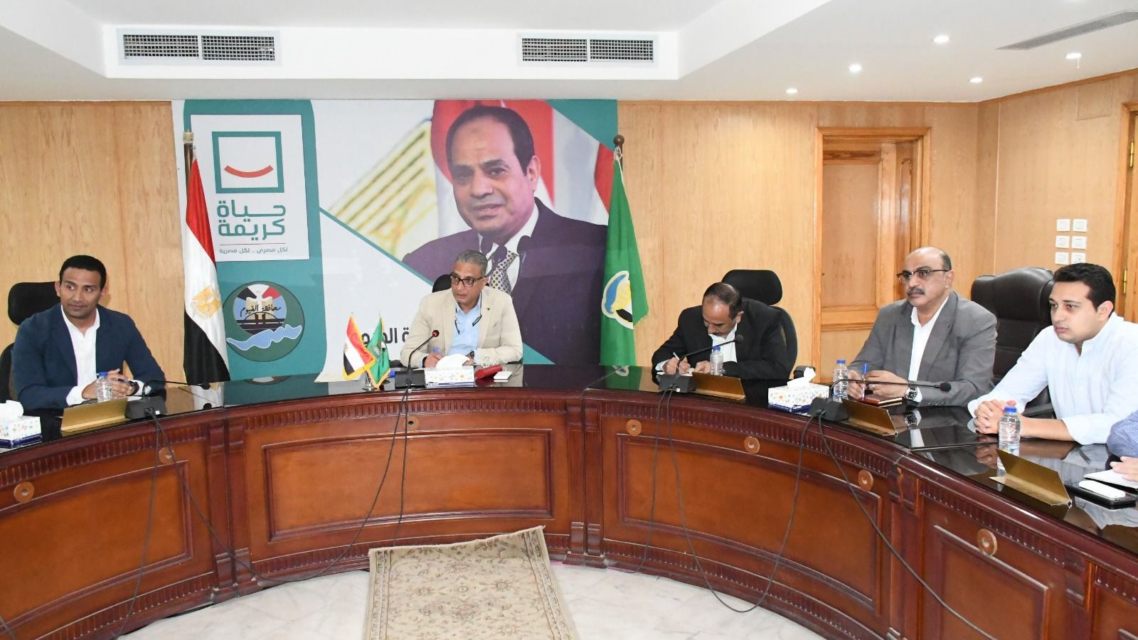 محافظ الفيوم أثناء اللقاء