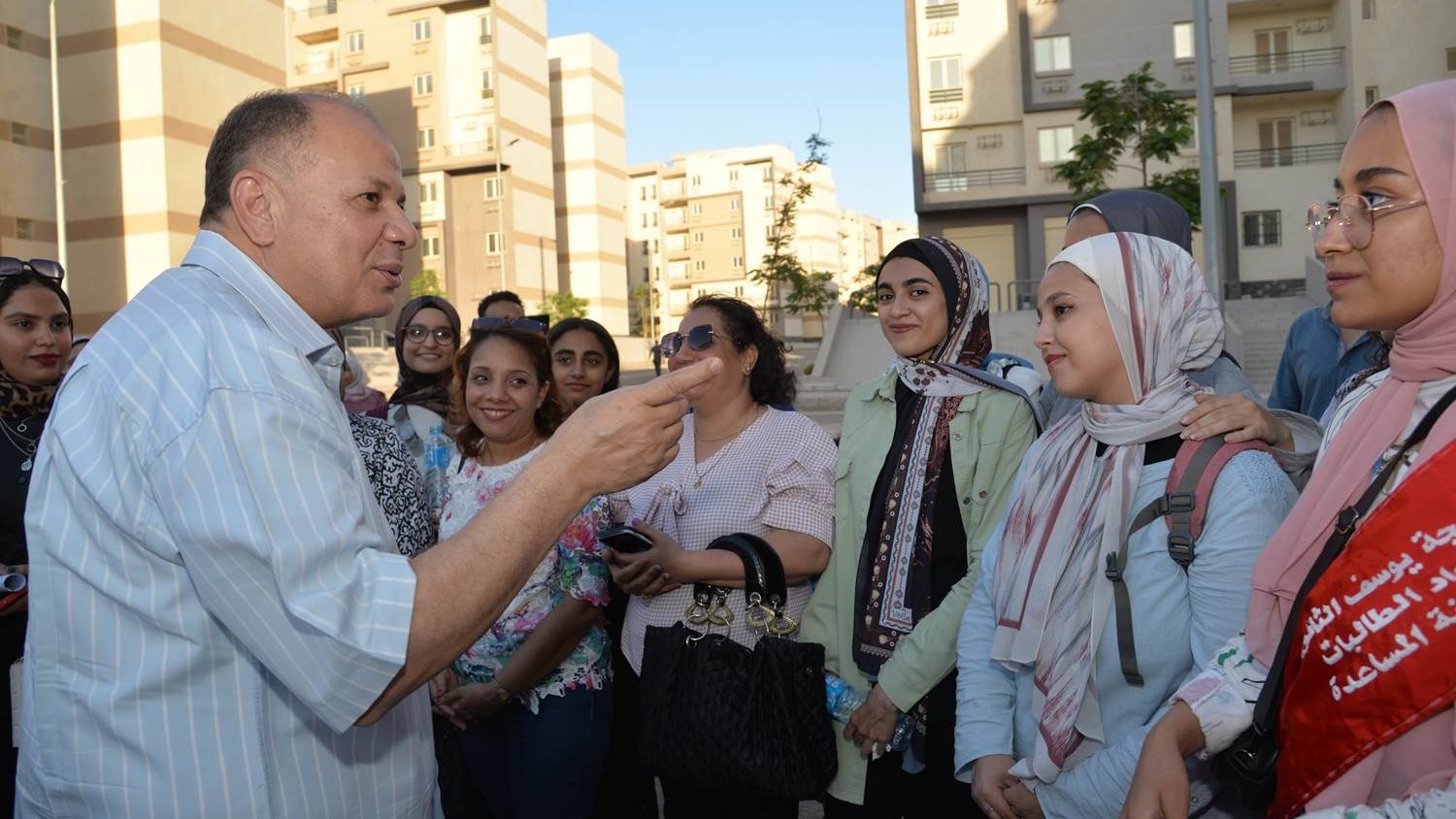 محافظ أسيوط يصطحب طلاب المدارس في زيارة لمدينة ناصر الجديدة 