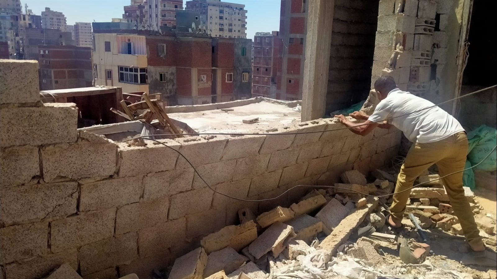 إيقاف أعمال بناء مخالف بالإسكندرية