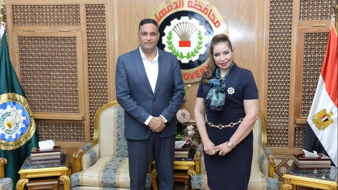 النائبة غادة عجمى خلال لقائها بمحافظ الدقهلية 