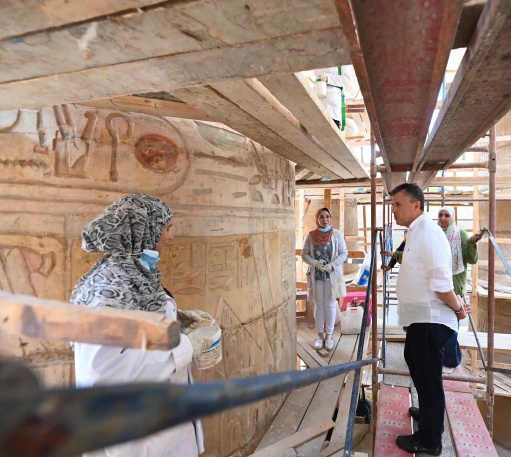 وزير السياحة والآثار 