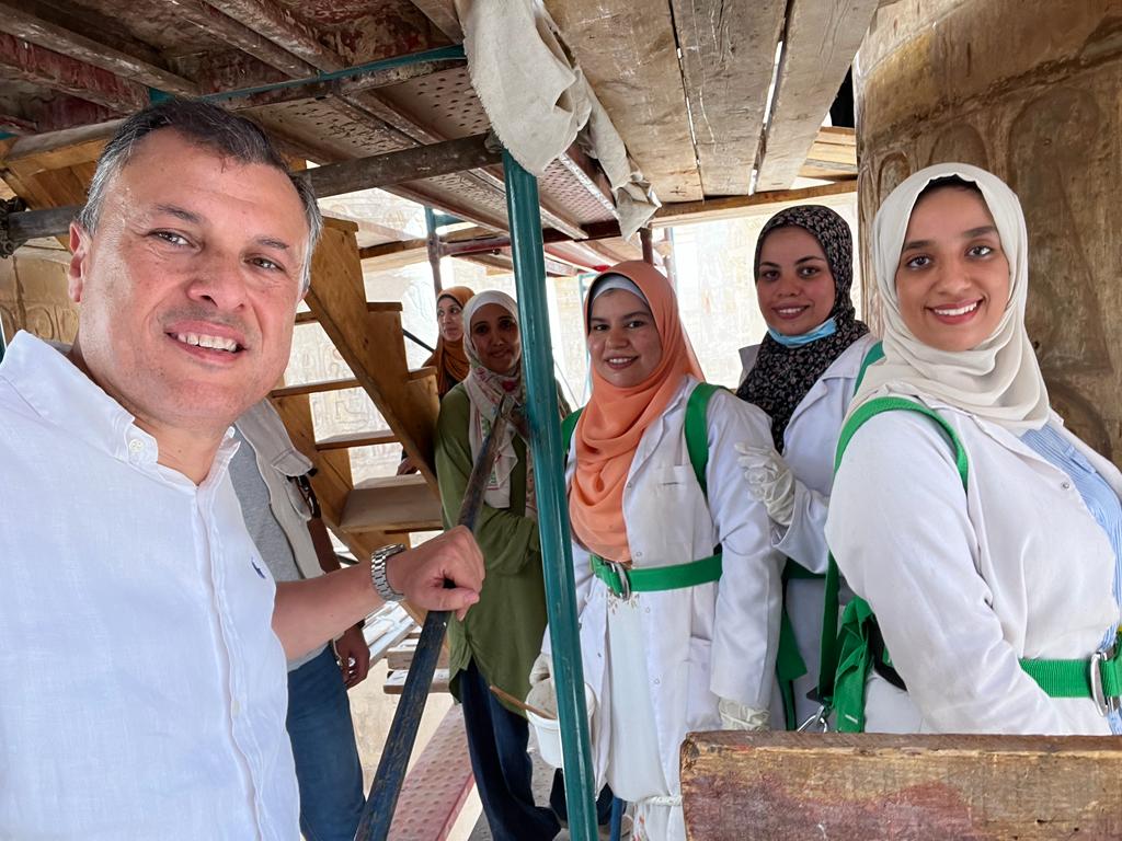 وزير السياحة والآثار 