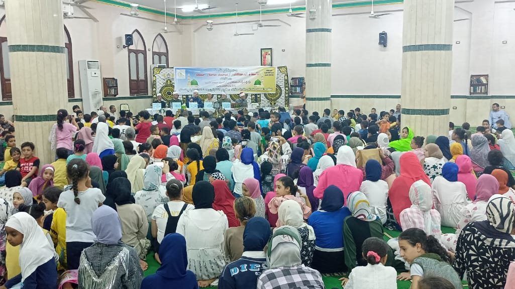 تكريم الأطفال المتميزين المشاركين بالبرنامج الصيفي