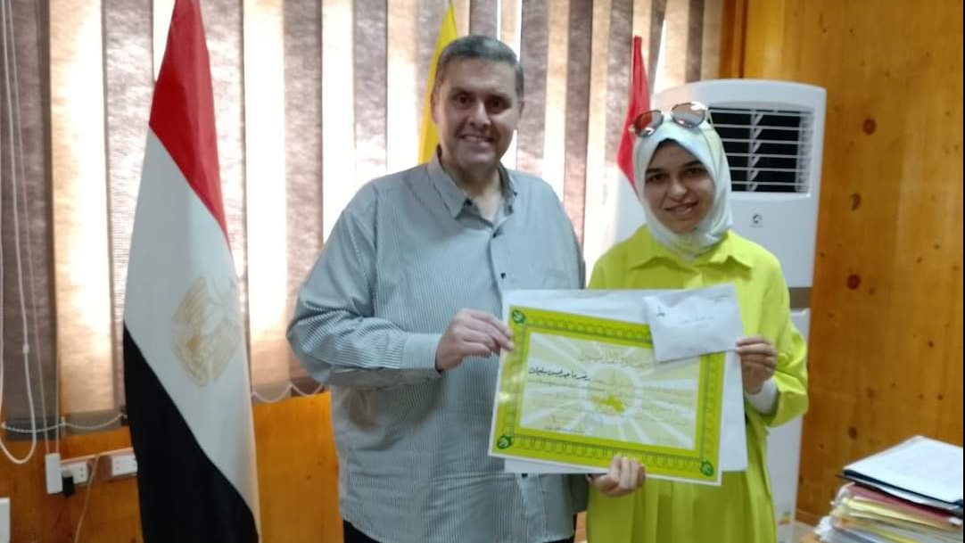منح شهادة تقدير للطالبة رغد
